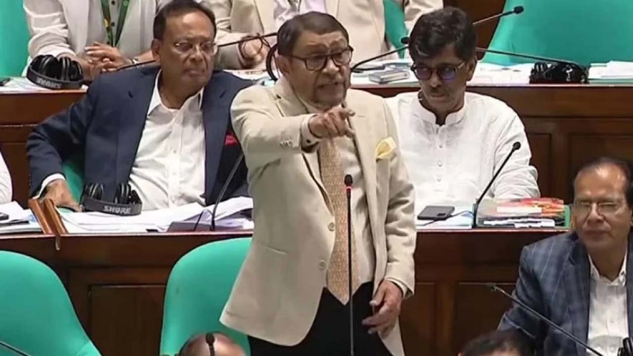 সংসদে কথা বলেন স্বাস্থ্য ও পরিবার কল্যাণমন্ত্রী সরদার মো: সাখাওয়াত হোসেন