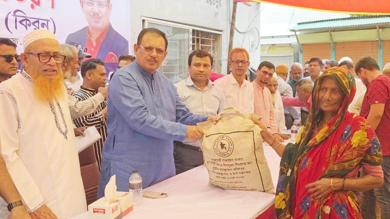 খাদ্যসামগ্রী বিতরণ করছেন সংসদ সদস্য মো: শফিকুর রহমান কিরণ