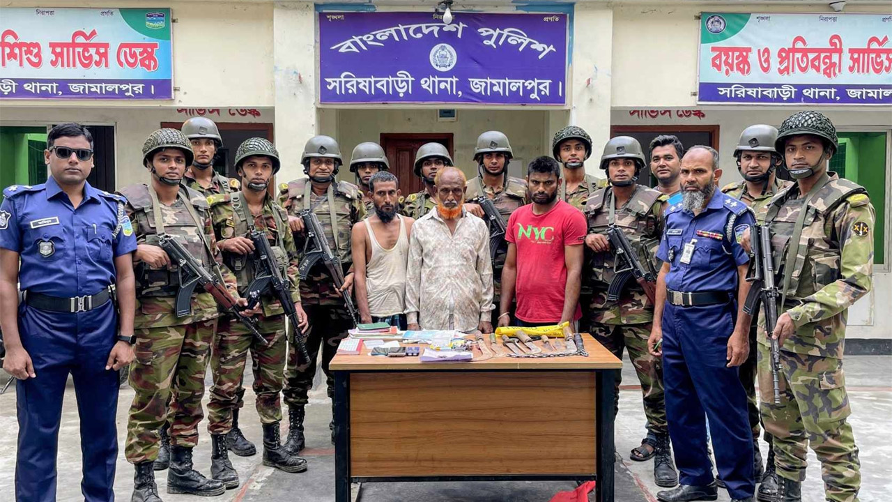 গ্রেফতাররা মোবারক হোসেন রাজা মিয়া, নাজির হোসেন ও ফারুক হোসেন