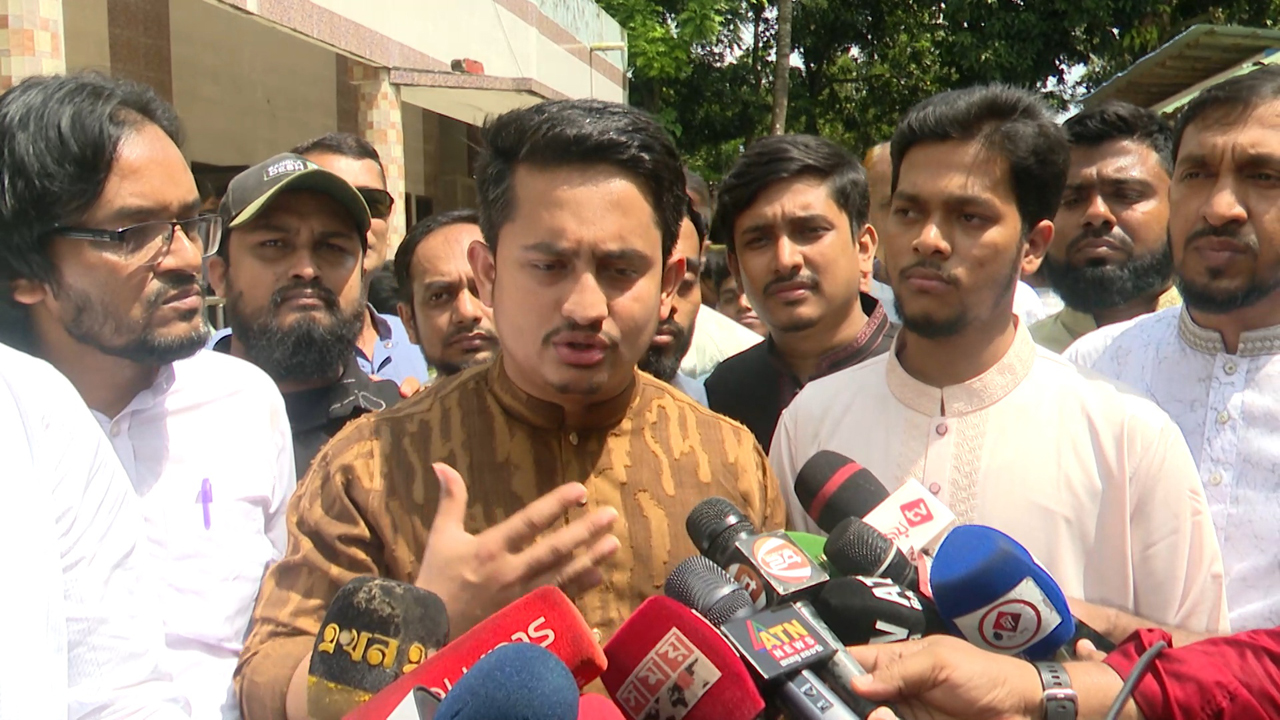 সাংবাদিকদের সাথে কথা বলছেন সারজিস আলম