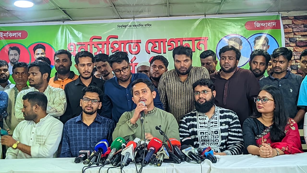 হাসিনাকে কোনো রাজনৈতিক দল মুখোমুখি দাঁড় করায় নাই : সারজিস আলম