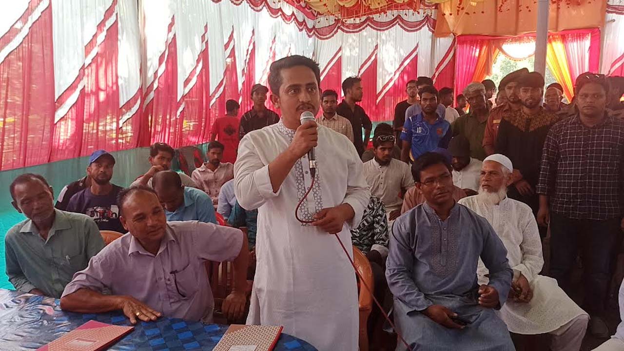 পঞ্চগড়ের তেঁতুলিয়া উপজেলার বিভিন্ন দুর্গামন্দির পরিদর্শন করেন সারজিস আলম