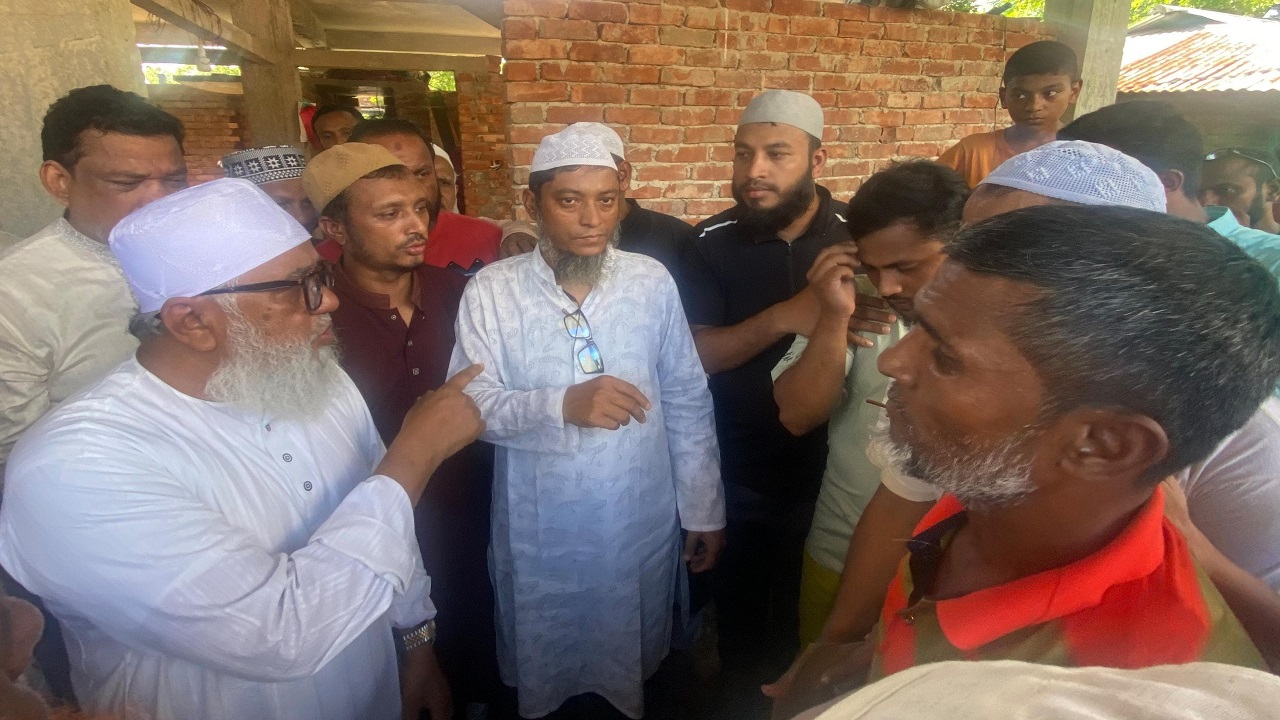 সাতকানিয়ায় অগ্নিকাণ্ডে ক্ষতিগ্রস্তদের মাঝে জামায়াতের আর্থিক সহায়তা