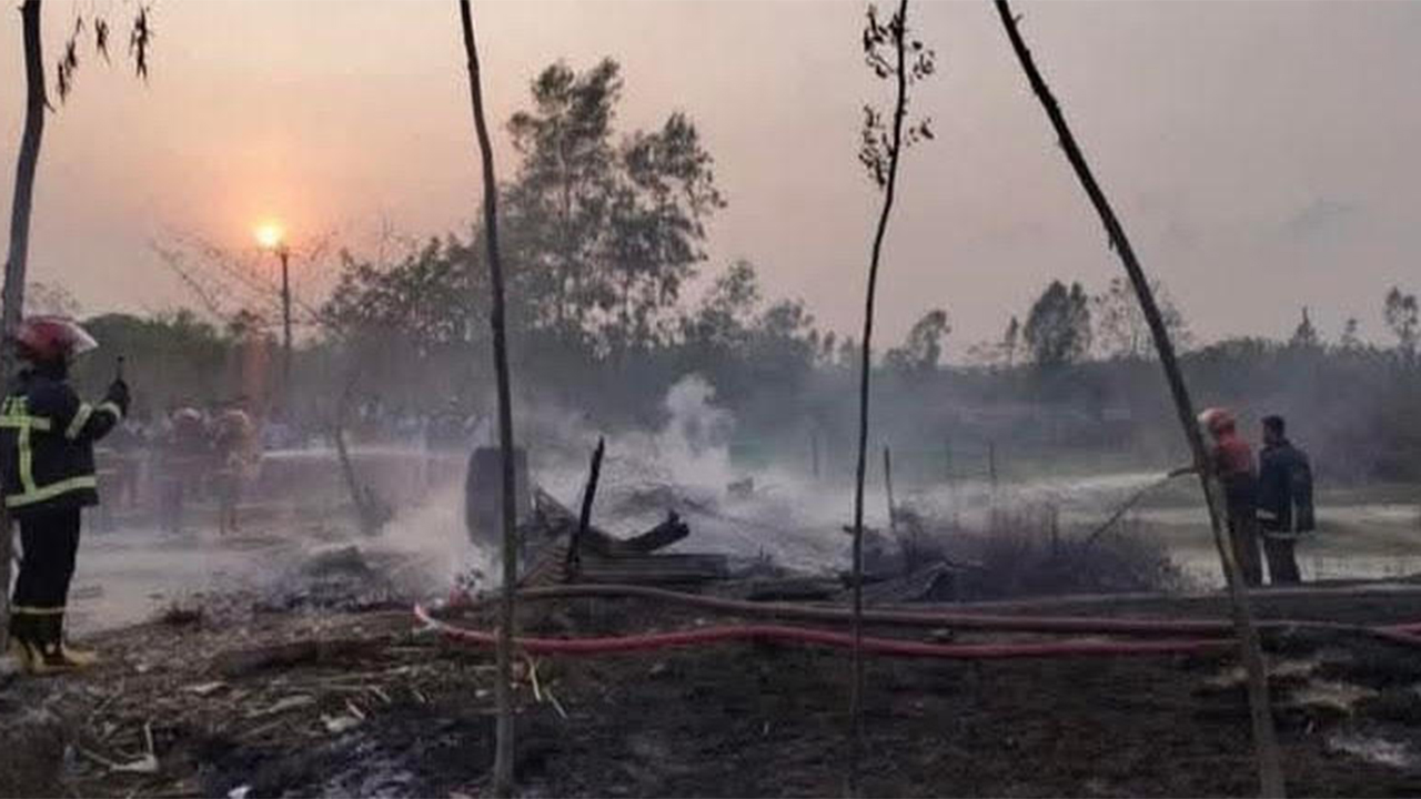আগুনে সম্পূর্ণ পুড়ে যাওয়া ঘর