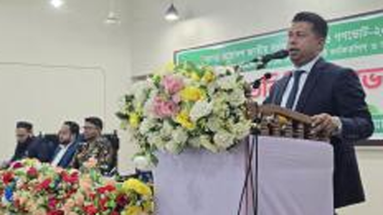 বক্তব্য রাখছেন চট্টগ্রাম জেলা প্রশাসক