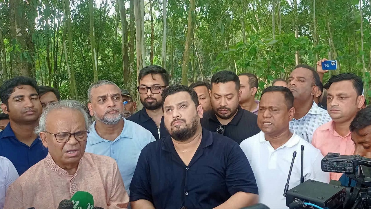 সাতকানিয়ায় বন্যাদুর্গত এলাকায় প্রধানমন্ত্রীর রাজনৈতিক উপদেষ্টা রিজভী ও প্রতিমন্ত্রী মীর মোহাম্মদ হেলাল