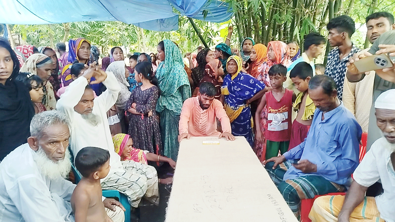 প্রবাসী শফিকুল ইসলামের কফিনের পাশে স্বজন ও এলাকাবাসী