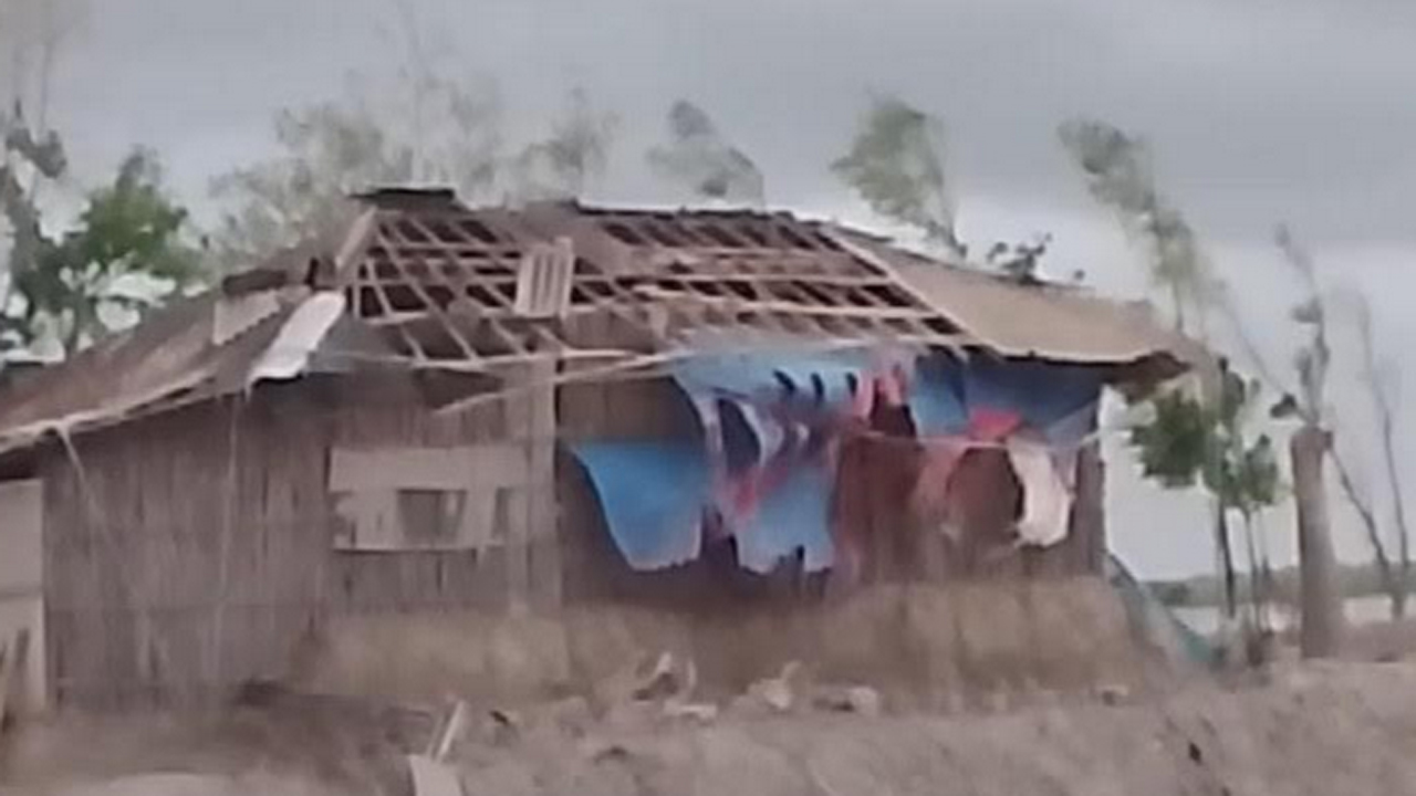 ঝড়ে ক্ষতিগ্রস্ত একটি ঘর