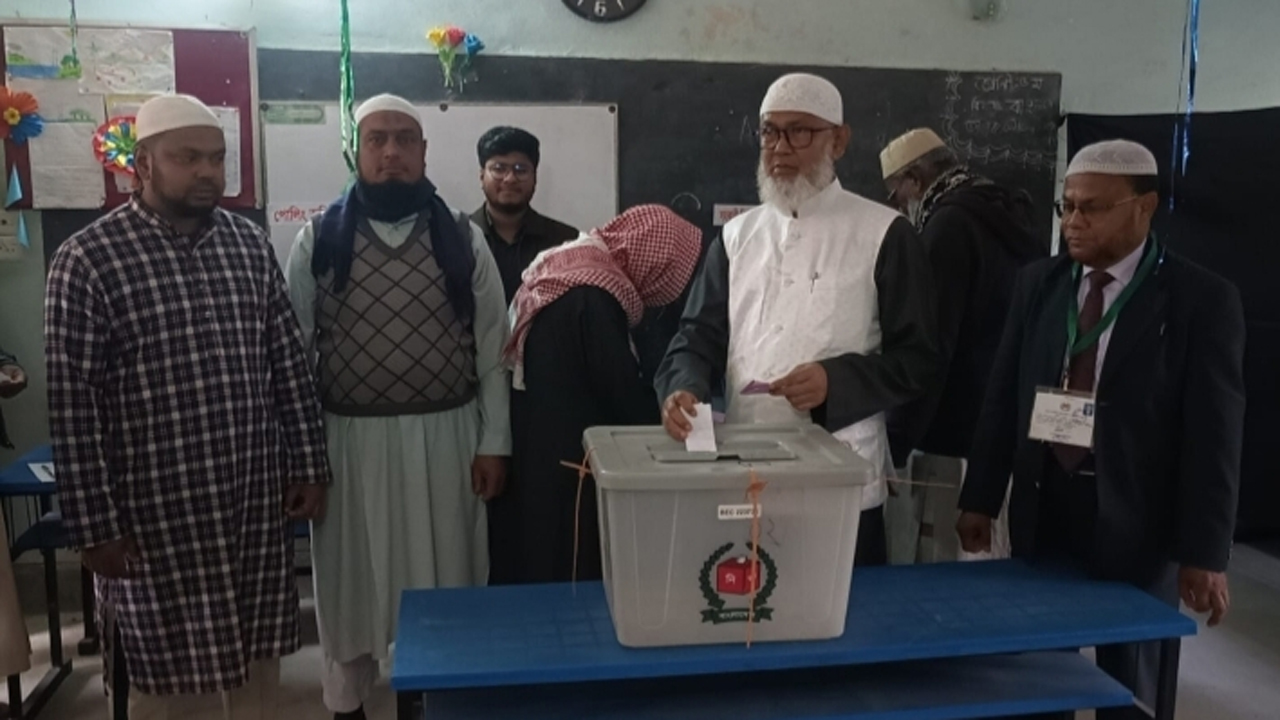 ভোট দিচ্ছেন ভোটাররা