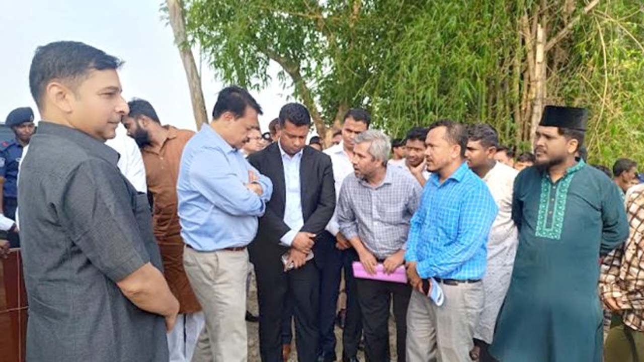 আনোয়ারায় খাল খনন পরিদর্শনে মুখ্য সচিব