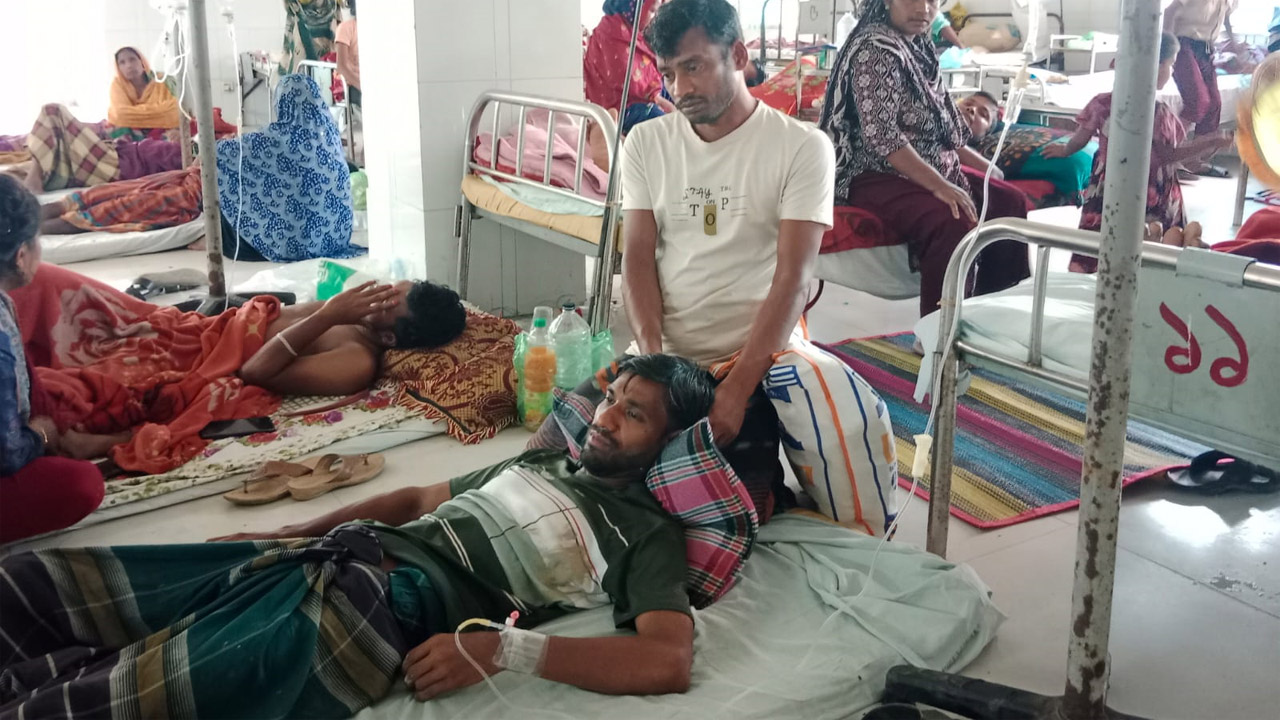 সাটুরিয়ায় হামলার শিকার নয়া দিগন্ত প্রতিনিধি হুমায়ূন কবীর