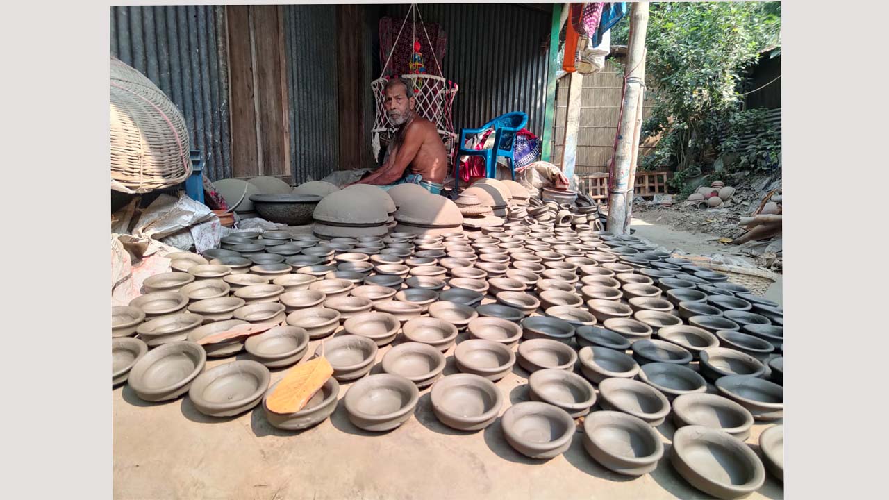 মৃৎশিল্পীরা ঐতিহ্যবাহী মাটির সামগ্রীগুলো তৈরি করতে ব্যস্ত হয়ে পড়েছেন