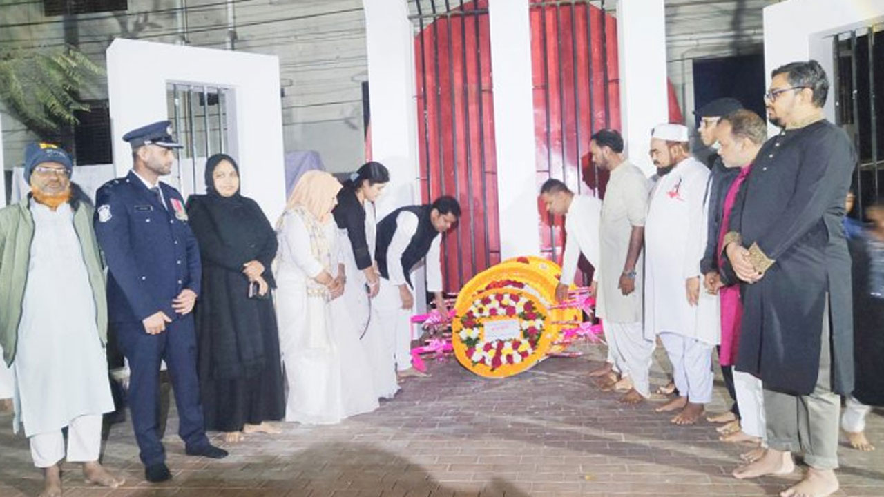 উপজেলা পরিষদ চত্বরে অবস্থিত শহীদ মিনারে পুষ্পস্তবক অর্পণ