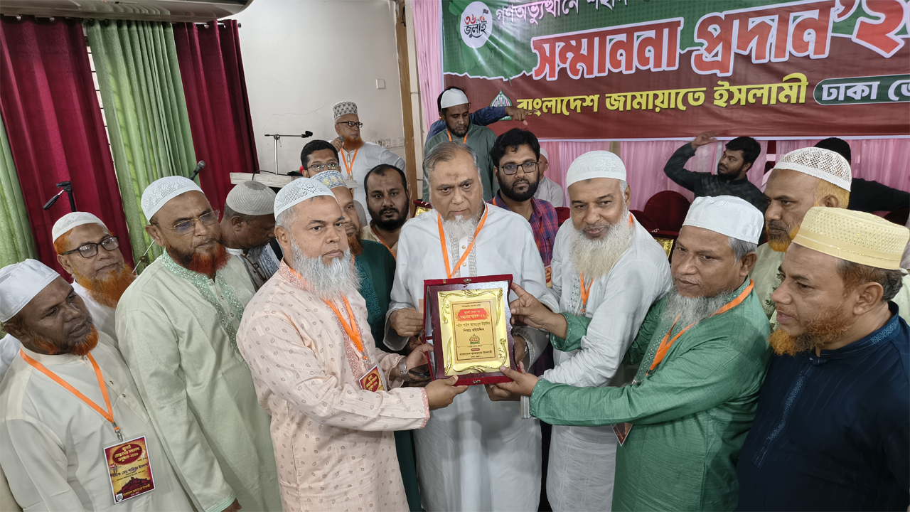 সাভারে জুলাই গণঅভ্যুত্থানের প্রথম শহীদ শাইখ আশহাবুল ইয়ামিনের বাবা মো. মহিউদ্দিনের হাতে সম্মাননা স্মারক তুলে দেয়া হচ্ছে