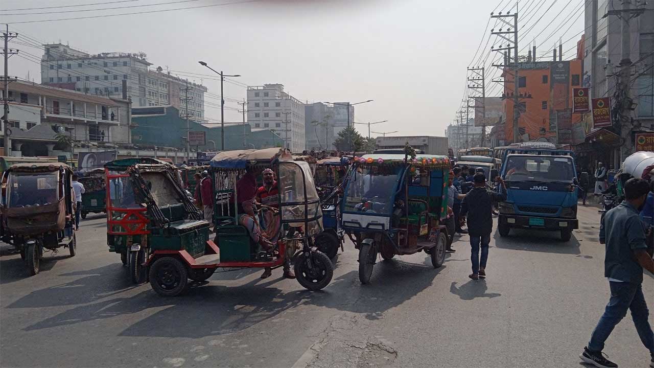 সাভারে ঢাকা-আরিচা মহাসড়কের ইয়ামিন চত্বর পাকিজা এলাকার অটোরিকশা চালকদের অবরোধ