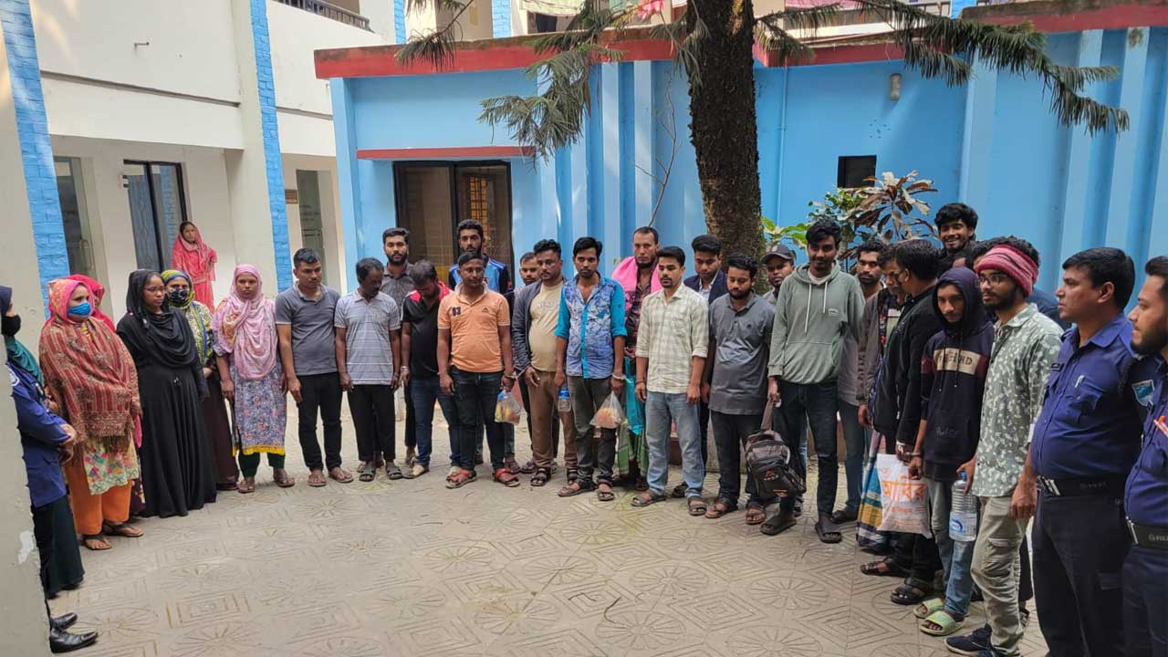 সাভারে গ্রেফতারকৃত পোশাক শ্রমিকরা