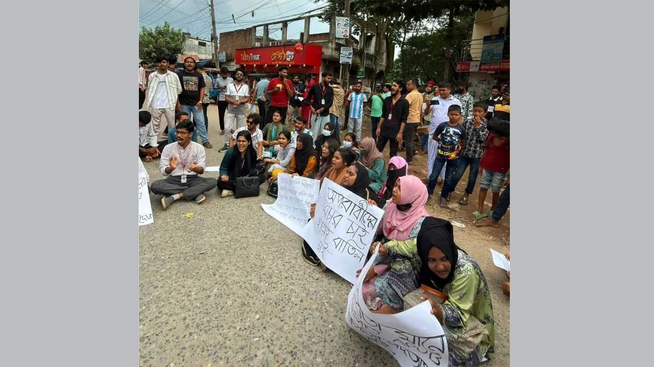 সাভারের বিরুলিয়ায় খাগনা বাজারে শিক্ষার্থীদের বিক্ষোভ