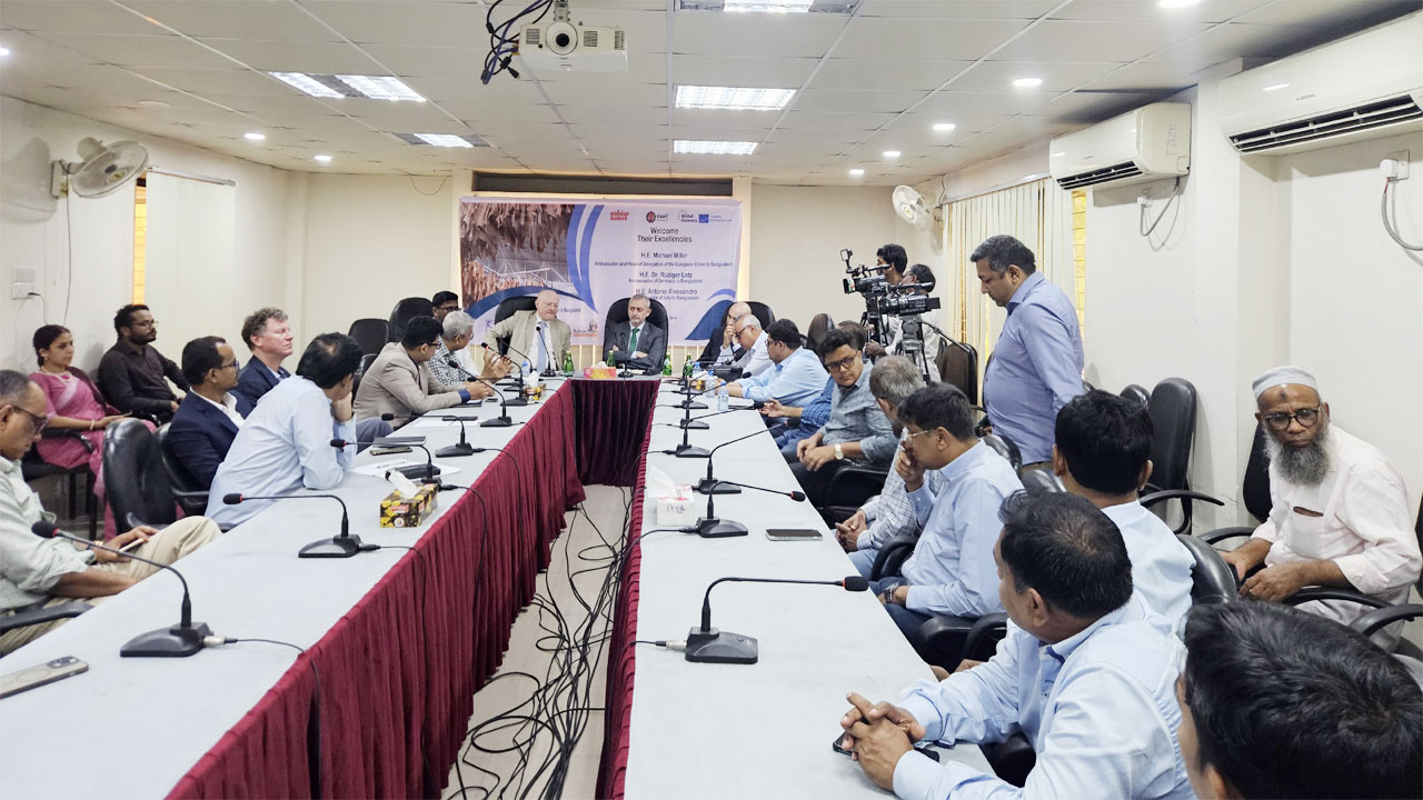 ট্যানারি ওয়ার্কার্স ইউনিয়ন কার্যালয়ে ইইউ প্রতিনিধি দলের সাথে বৈঠক