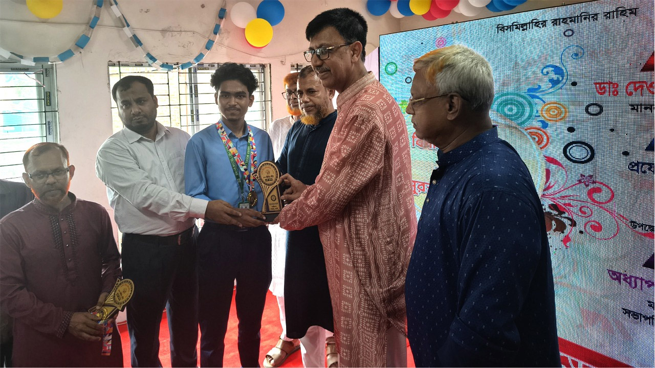 অনুষ্ঠানে বিজয়ীদের মাঝে পুরস্কার বিতরণ করছেন ডা: দেওয়ান মো: সালাউদ্দিন এমপি