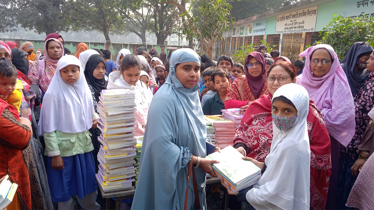 সাভারে শিক্ষার্থীদের হাতে নতুন বই তুলে দেয়া হচ্ছে