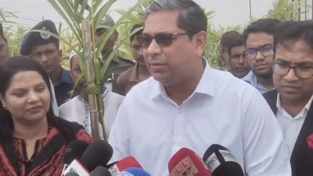 সাভারে গণমাধ্যমের সাথে কথা বলেন স্থানীয় সরকার প্রতিমন্ত্রী মীর শাহে আলম