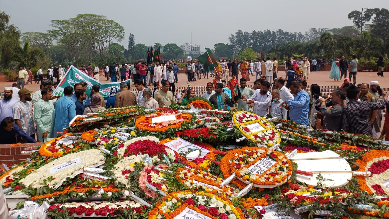 ফুলেল ভালোবাসায় জাতীয় স্মৃতিসৌধে সর্বস্তরের মানুষের শ্রদ্ধা