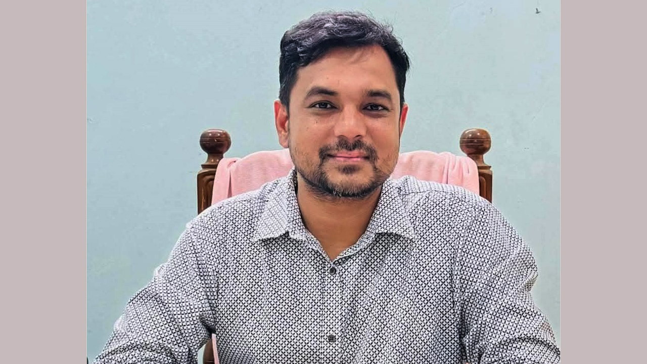 সাভারের অভিযুক্ত সাব-রেজিস্টার জাকির হোসেন