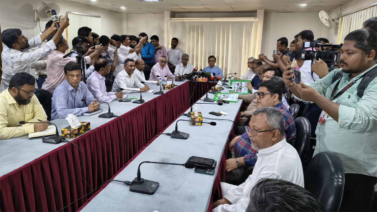 বিসিক শিল্পনগরীর অফিসে বিভিন্ন ট্যানারি মালিকদের সাথে মতবিনিময় করেন বাণিজ্য, শিল্প এবং বস্ত্র ও পাটমন্ত্রী খন্দকার আব্দুল মুক্তাদির