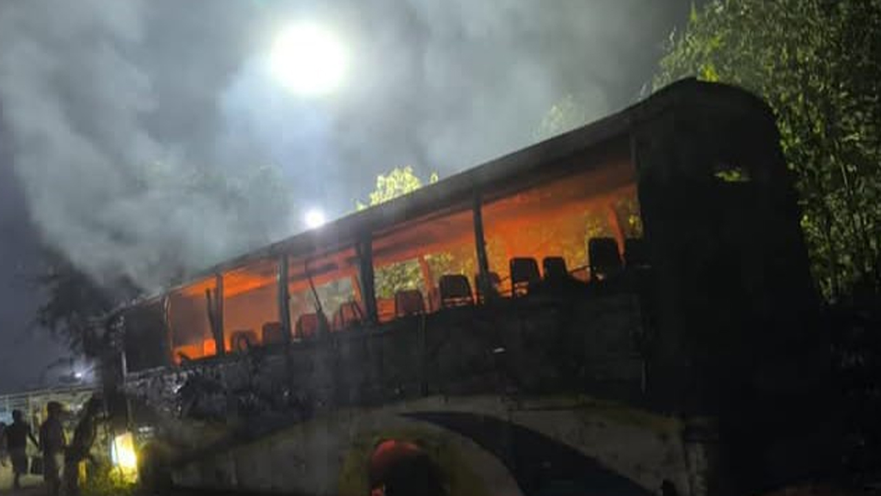 পার্ক করা বাসে আগুন।