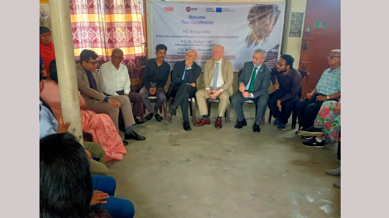 সাভারে ট্যানারি ওয়ার্কার্স ইউনিয়ন কার্যালয়ে ইইউ প্রতিনিধি দল
