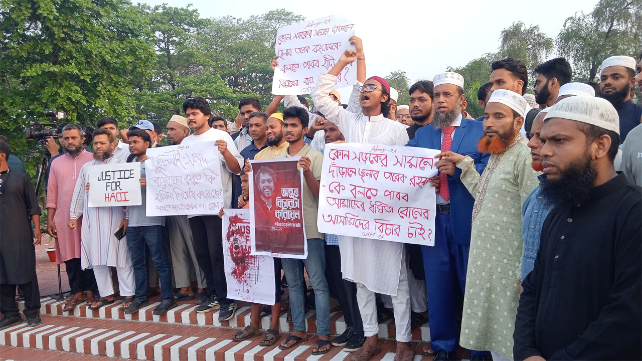 জাতীয় স্মৃতিসৌধের মূল বেদির সামনে বিক্ষোভ