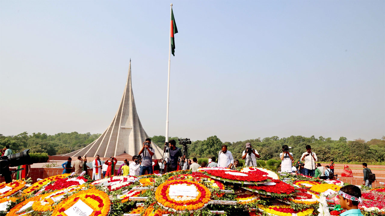 সাভারের জাতীয় স্মৃতিসৌধে ফুলেল শ্রদ্ধায় জাতির বীর সন্তানদের স্মরণ করেছেন সর্বস্তরের মানুষ