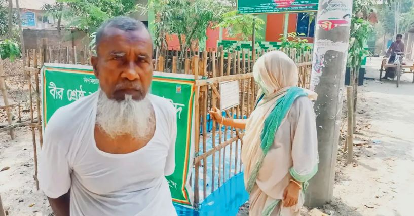 শহীদ আবু সাঈদের কবরের পাশে বাবা মকবুল হোসেন ও মা মনোয়ারা বেগম