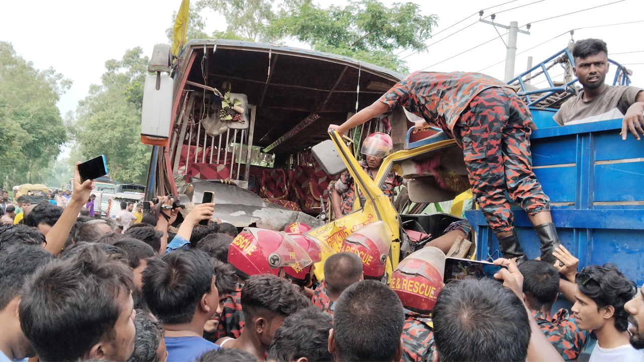 সড়কে দুর্ঘটনাকবলিত গাড়িতে উদ্ধার কাজে ফায়ার সার্ভিস