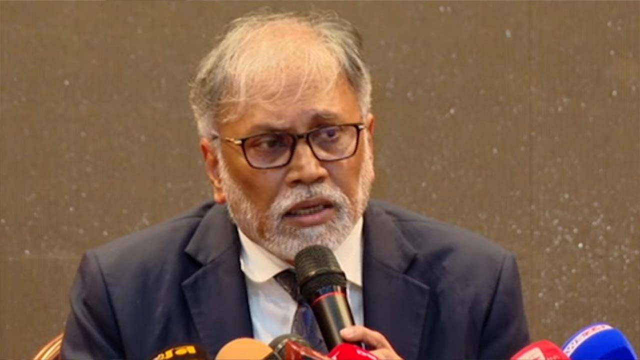 রাজধানীর হেয়ার রোডে ফরেন সার্ভিস একাডেমিতে আয়োজিত এক ব্রিফিংয়ে প্রধান উপদেষ্টার বিশেষ সহকারী অধ্যাপক ডা: মো: সায়েদুর রহমান