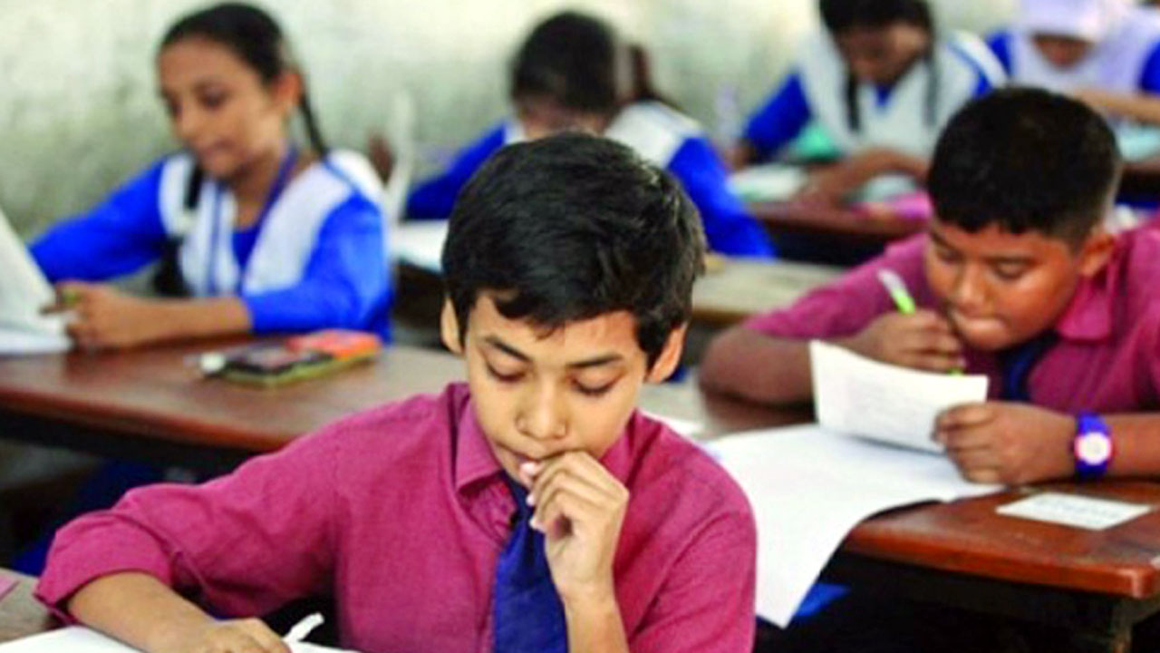 পরীক্ষা দিচ্ছে এক শিক্ষার্থী