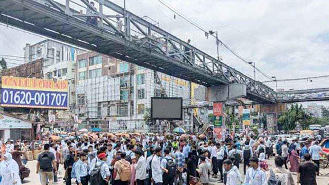 শিক্ষার্থীদের অবরোধ।