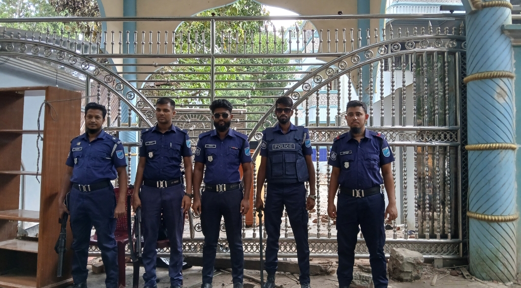 গোয়ালন্দে নুরাল পাগলের দরবারের সামনে পুলিশের পাহারা
