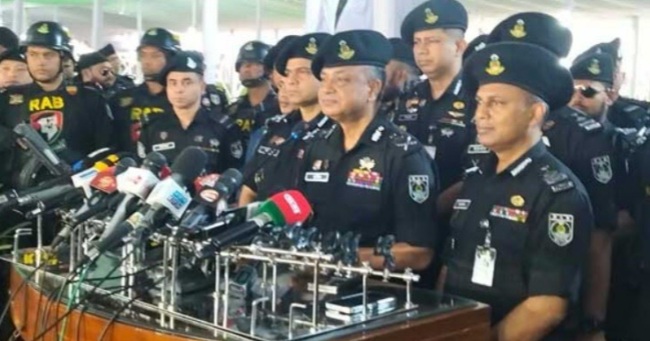 সংবাদ সন্মেলন করছেন র‍্যাব ডিজি মো: আহসান হাবীব পলাশ