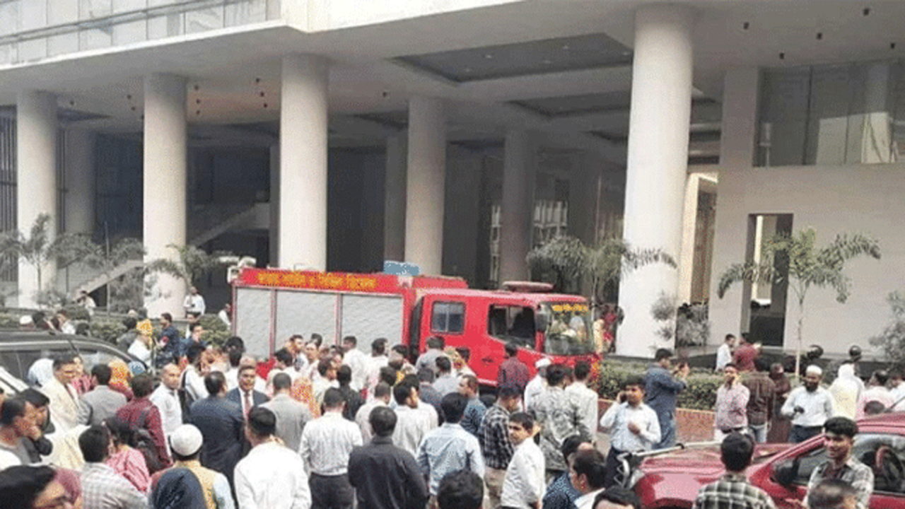 সচিবালয়ে আগুন নিয়ন্ত্রণে ফায়ার সার্ভিস