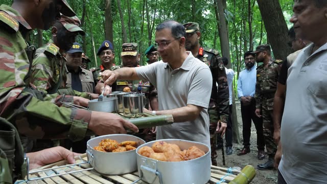 সেনাদের রান্না করা খাবার তুলে নিচ্ছেন প্রধানমন্ত্রী তারেক রহমান