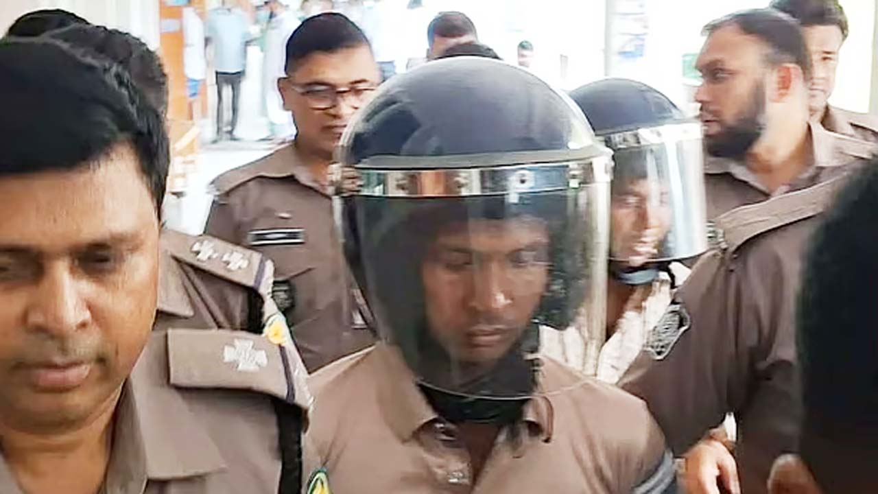 মামলায় তিনজনকে মৃত্যুদণ্ড ও ছয়জনকে যাবজ্জীবন দিয়েছেন আদালত