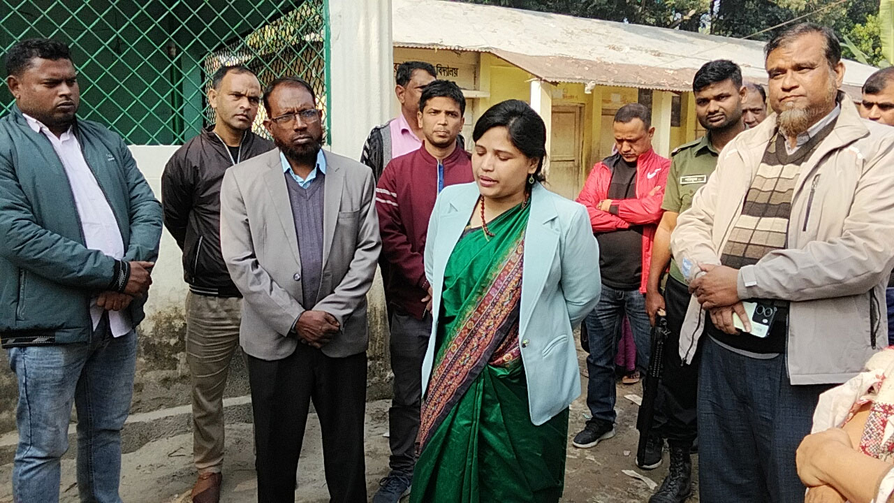 প্রাথমিক বিদ্যালয়ের বার্ষিক পরীক্ষা নিলেন ইউএনও