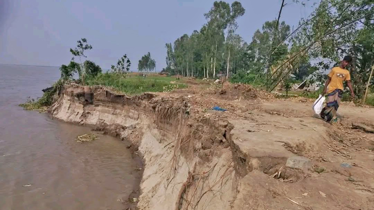 যমুনার ভাঙনে বিলীন হচ্ছে জনপদ