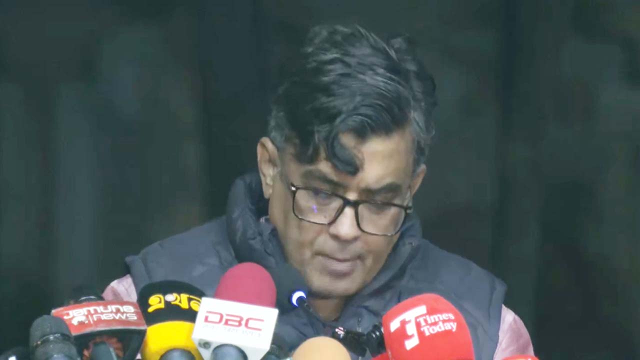 যমুনায় সভা শেষে সাংবাদিকদের বিভিন্ন বিষয় অবগত করছেন প্রধান উপদেষ্টার প্রেস সচিব শফিকুল আলম