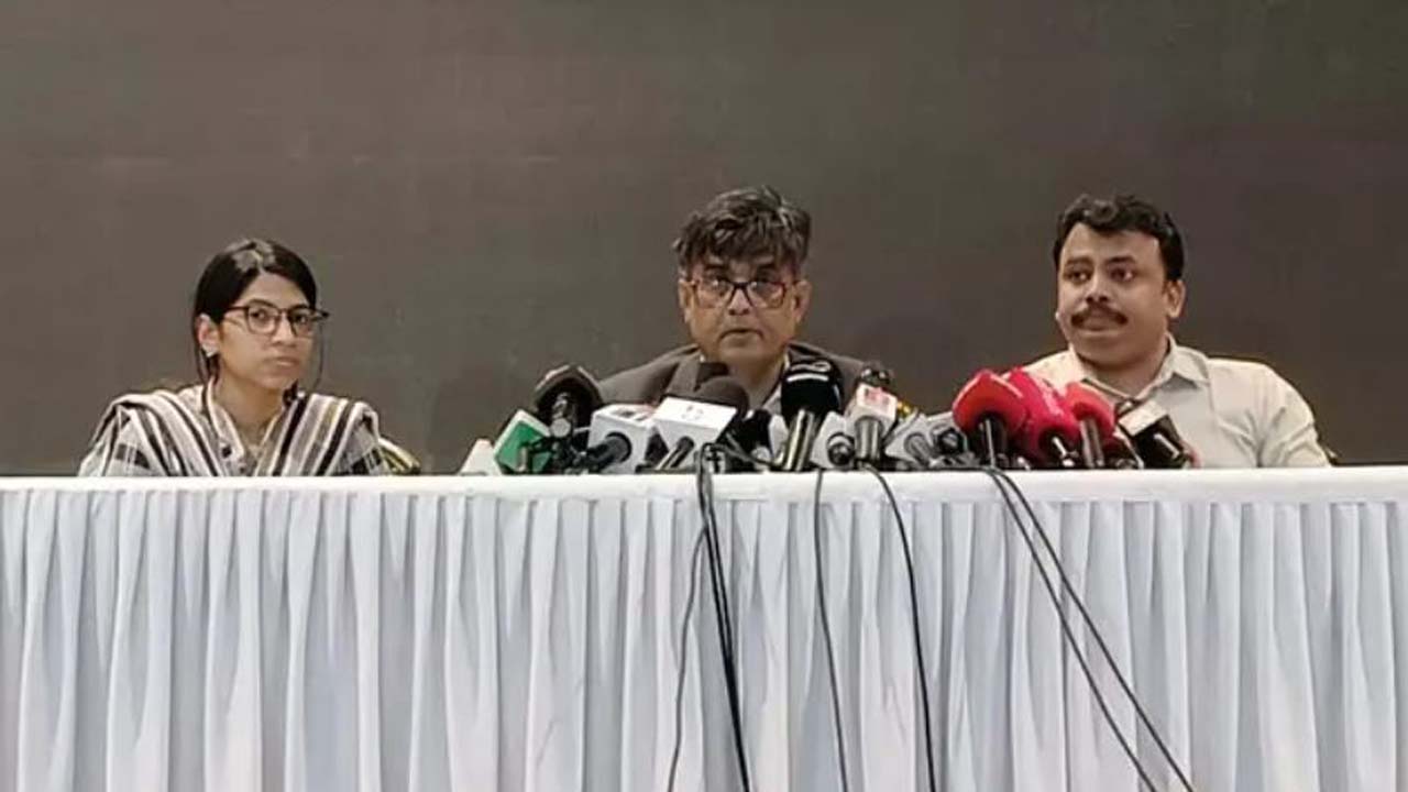 সংবাদ সম্মেলনে প্রধান উপদেষ্টার প্রেস সচিব শফিকুল আলম