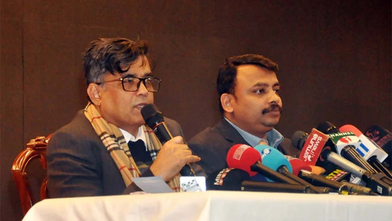 রাজধানীর ফরেন সার্ভিস একাডেমিতে ব্রিফিং করেন প্রধান উপদেষ্টার প্রেস সচিব শফিকুল আলম