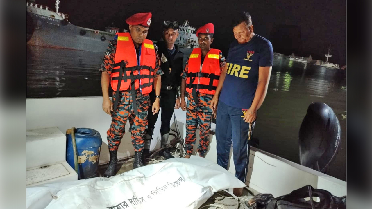 শীতলক্ষ্যা থেকে উদ্ধারকৃত শ্রমিক উজ্জ্বলের লাশের পাশে ফায়ার সার্ভিসের সদস্যরা
