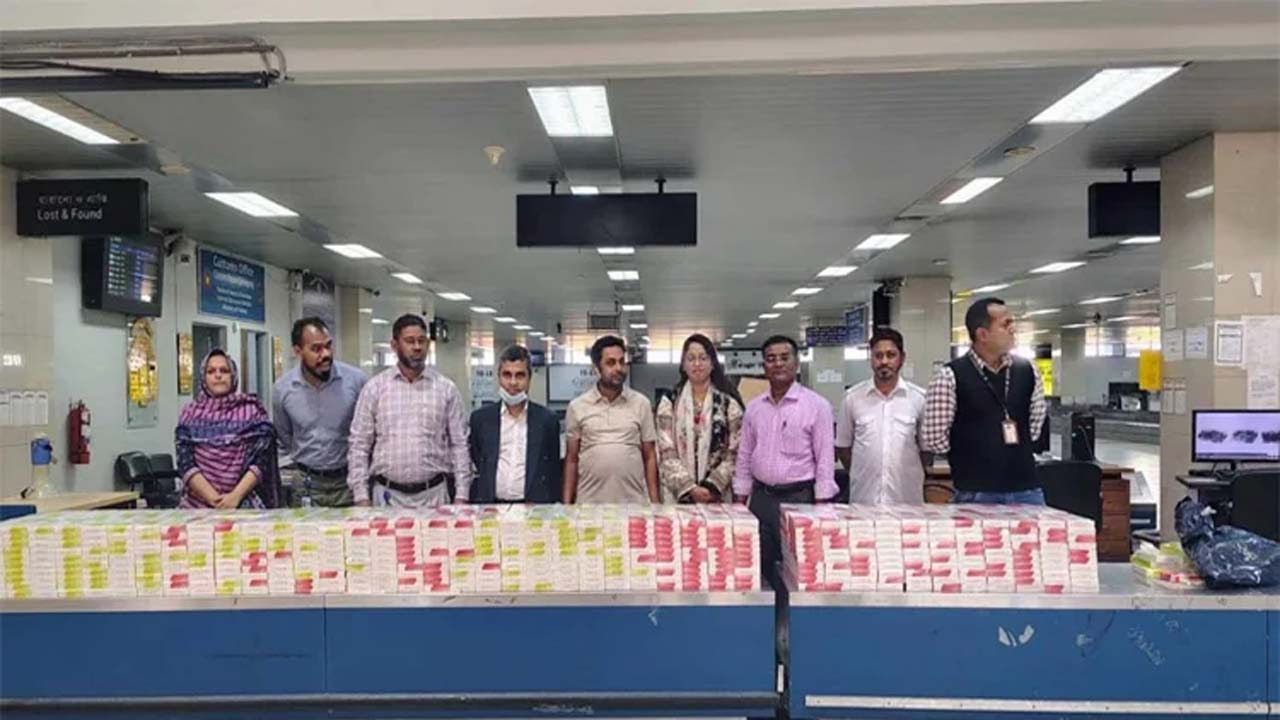 চট্টগ্রামের বিমানবন্দরে মালিকানাহীন ছয়টি লাগেজ থেকে সিগারেট জব্দ করেছে কাস্টমস কর্তৃপক্ষ