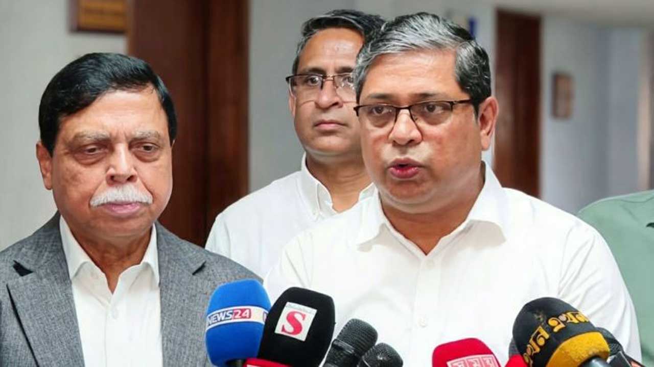 সাংবাদিকদের সাথে আলাপ করছেন স্থানীয় সরকার, পল্লী উন্নয়ন ও সমবায় প্রতিমন্ত্রী মীর শাহে আলম